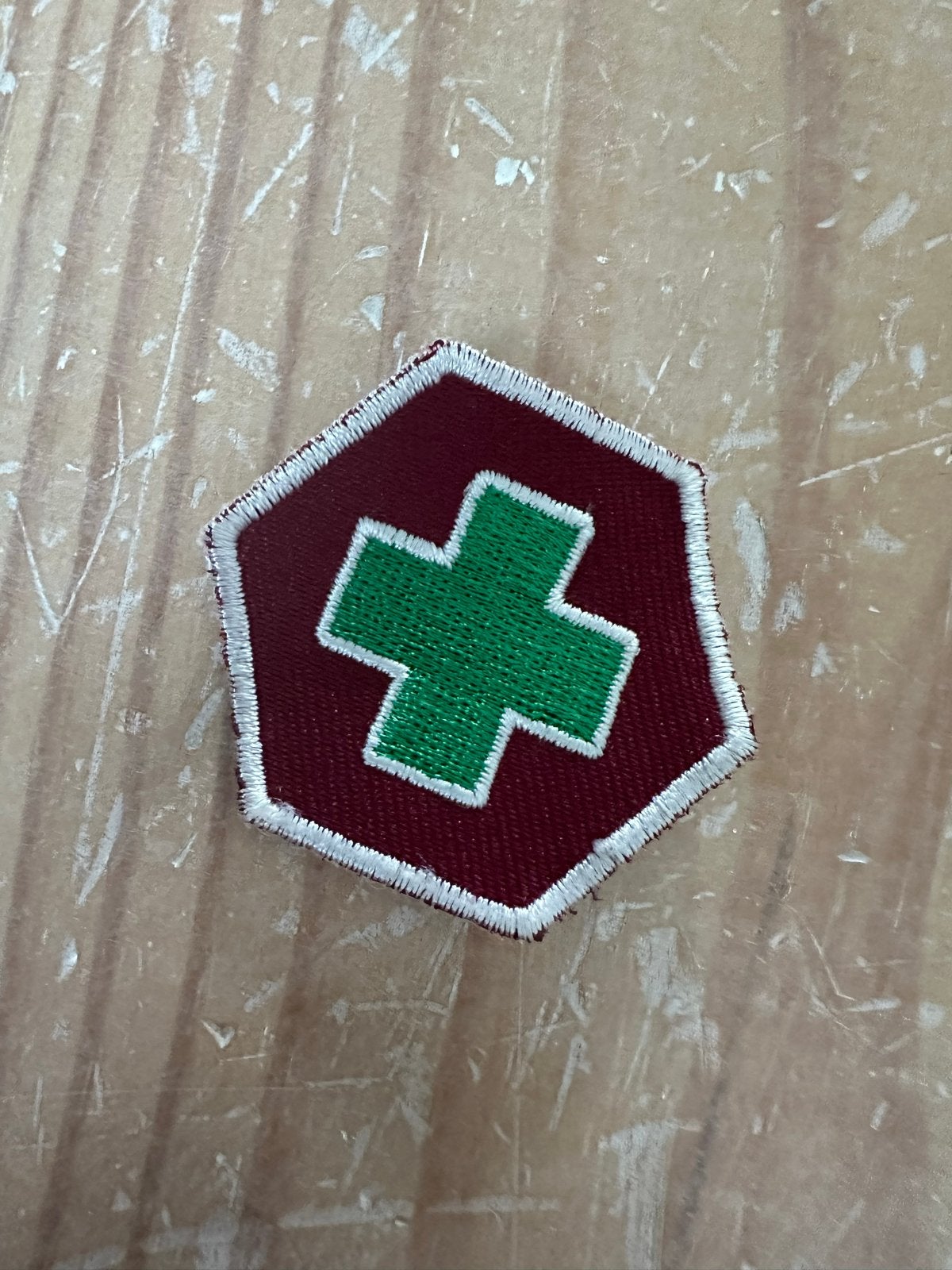 Scouting EHBO Insigne - Groen Kruis op Rood, Verzamelen, Scouting, Ophalen of Verzenden, Zo goed als nieuw, Embleem, Speld of Insigne