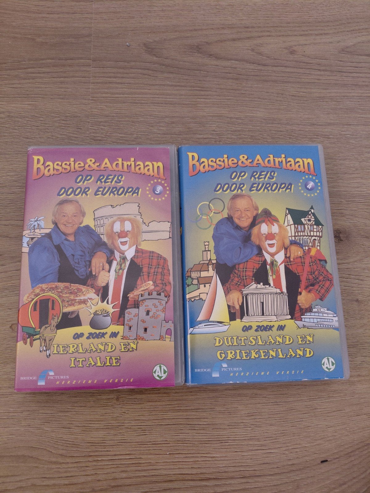 Bassie en Adriaan op reis door Europa deel 3 en 4 VHS., Cd's en Dvd's, VHS | Kinderen en Jeugd, Alle leeftijden, Ophalen of Verzenden