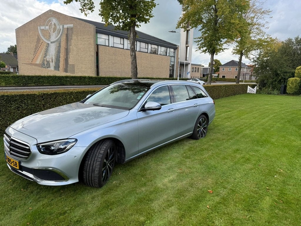 Mercedes-Benz E-Klasse E300 e 320pk 9G-TRONIC 2022 Grijs, Auto's, Mercedes-Benz, Automaat, Achterwielaandrijving, Zwart, 4 cilinders