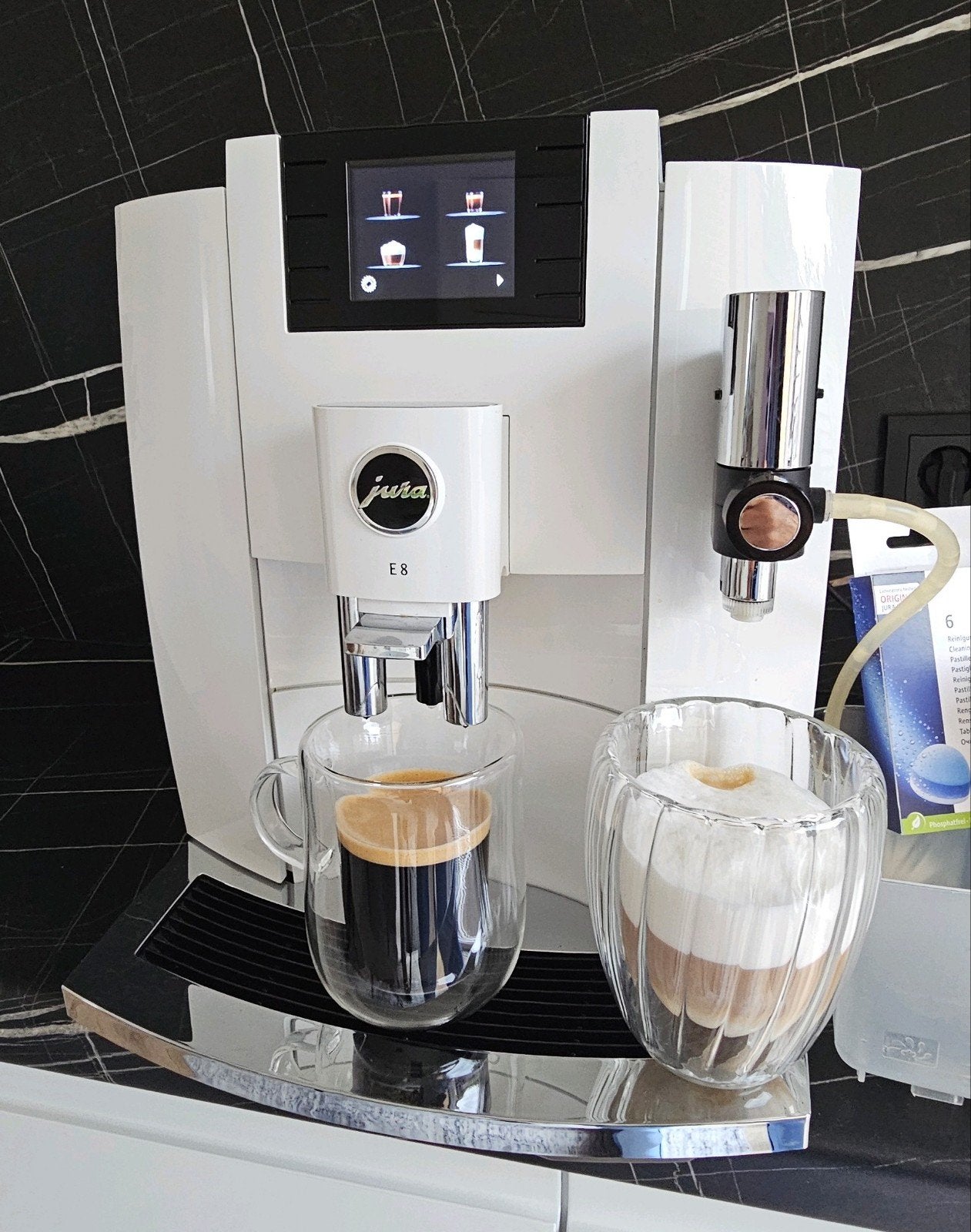 JURA E8 (EB) White | koffiemachine | Als nieuw | Garantie, Witgoed en Apparatuur, Ophalen, 10 kopjes of meer, Koffiemachine, Koffiebonen