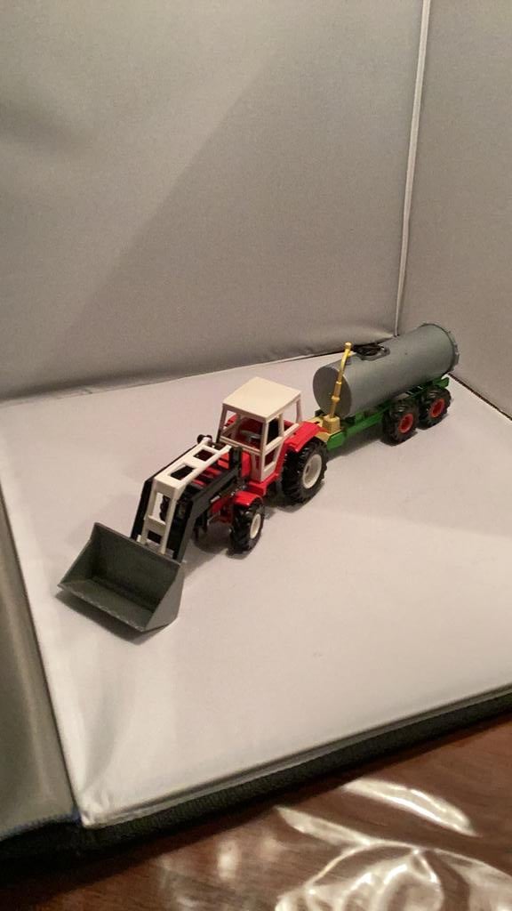 Siku MF tractor met mesttank, Hobby en Vrije tijd, Modelauto's | 1:32, Ophalen of Verzenden, Zo goed als nieuw, Tractor of Landbouw
