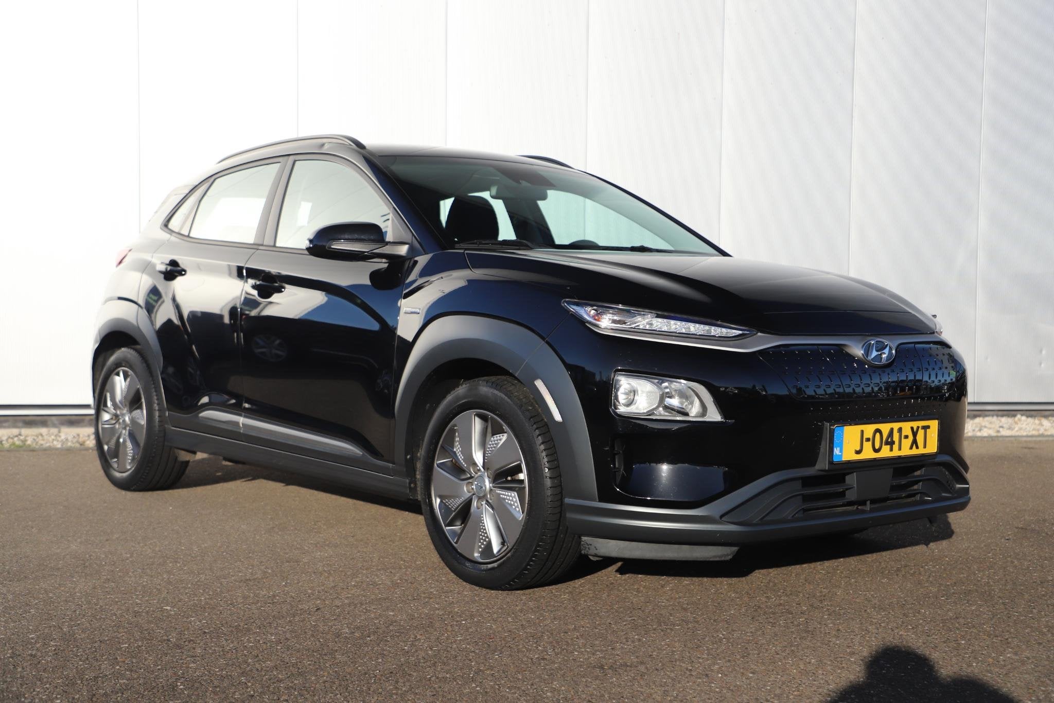 Hyundai Kona EV Comfort 64 kWh Automaat Hoge Instap Navigati, Gebruikt, Met garantie (alle), Zwart, Origineel Nederlands