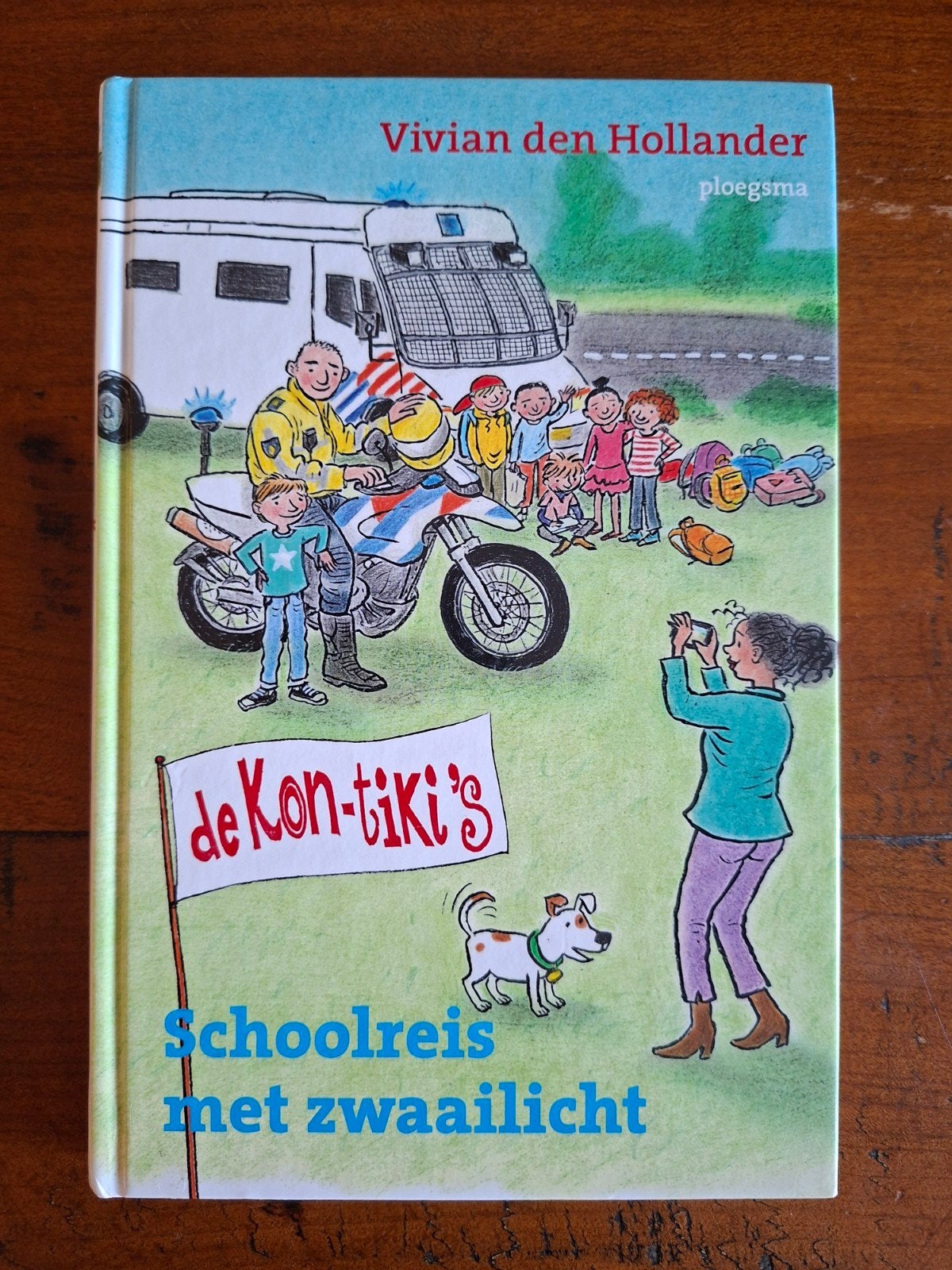 Vivian den Hollander - Schoolreis met zwaailicht - avi M4, Boeken, Fictie algemeen, Vivian den Hollander, Ophalen of Verzenden