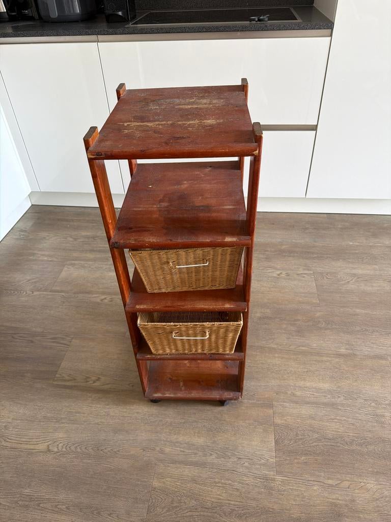 Houten kastje met 2 rieten mandjes op wieltjes, Ophalen, Gebruikt
