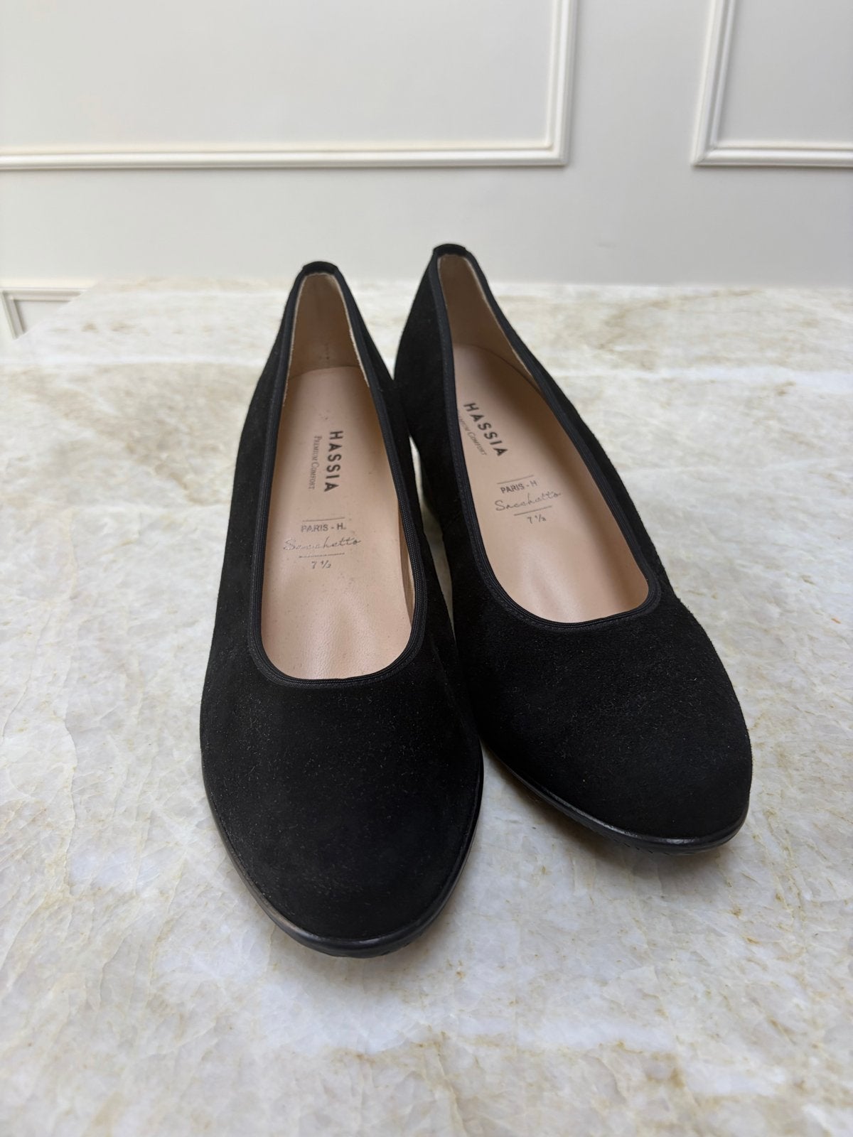 HASSIA Zwarte Suède Pumps, Kleding | Dames, Ophalen of Verzenden, Zo goed als nieuw, Zwart, Pumps