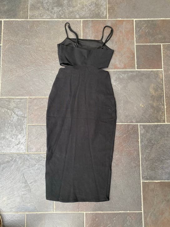 Costes Studio Zwarte Midi Jurk met Cut-outs - Maat XS, Kleding | Dames, Jurken, Zwart, Ophalen of Verzenden, Zo goed als nieuw