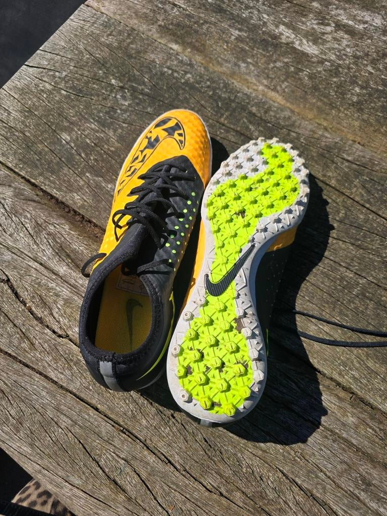 Nike kunstgras voetbalschoenen maat 44,5 - Zo goed als nieuw, Sport en Fitness, Voetbal, Maat XS of kleiner, Ophalen of Verzenden