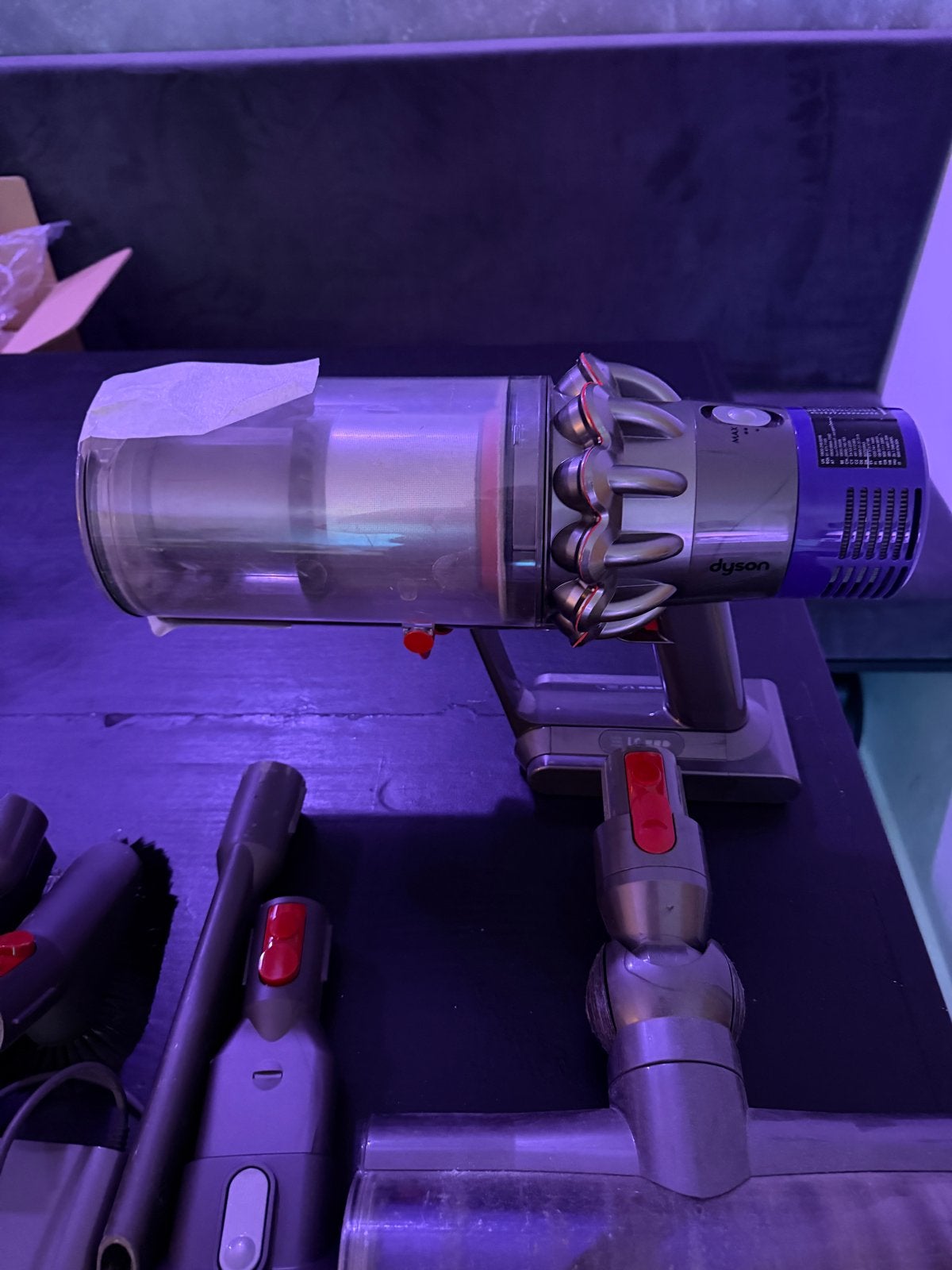 Dyson V10 Steelstofzuiger met accessoires en oplaadstation