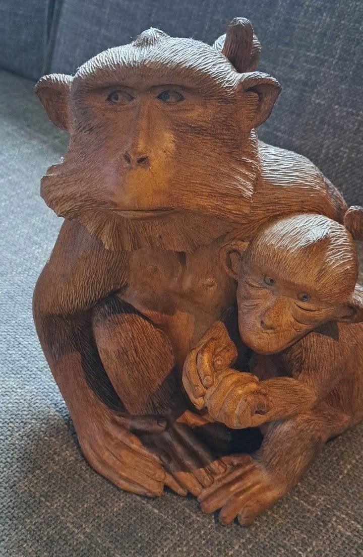 Houtsnijwerk: Aap met jong, Antiek en Kunst, Houtsnijwerk, Ophalen of Verzenden, 20 - 50 cm, Hout