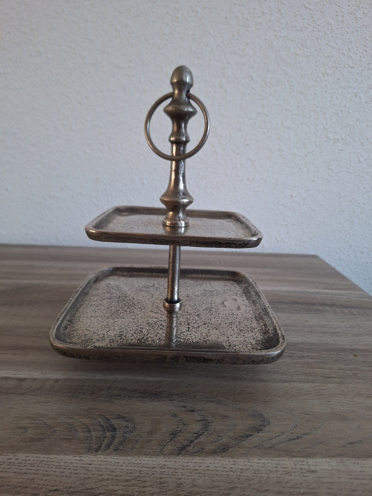 Geborsteld zilveren etagère - 2 verdiepingen - 21 cm hoog, Ophalen of Verzenden, Zo goed als nieuw, Etagère, Metaal