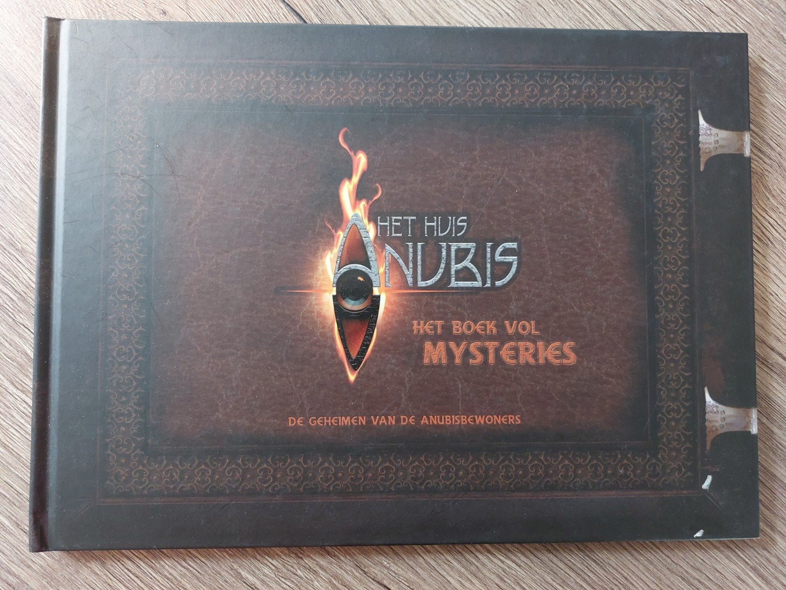 Het Huis Anubis - Het Boek Vol Mysteries, G. Verhulst; H. Bourlon, Non-fictie, Ophalen of Verzenden, Zo goed als nieuw
