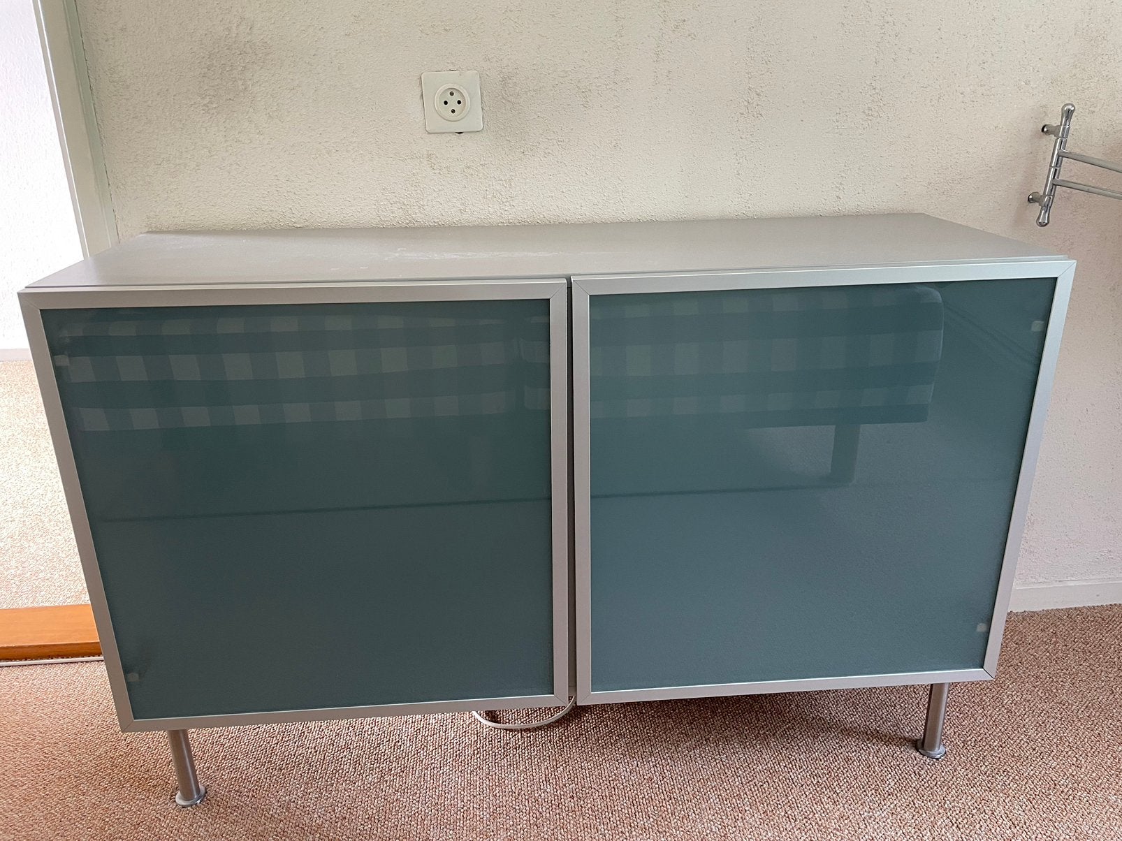 IKEA wandvitrine Mattila zilverkleurig, Ophalen, 100 tot 150 cm, Glas, Minder dan 100 cm