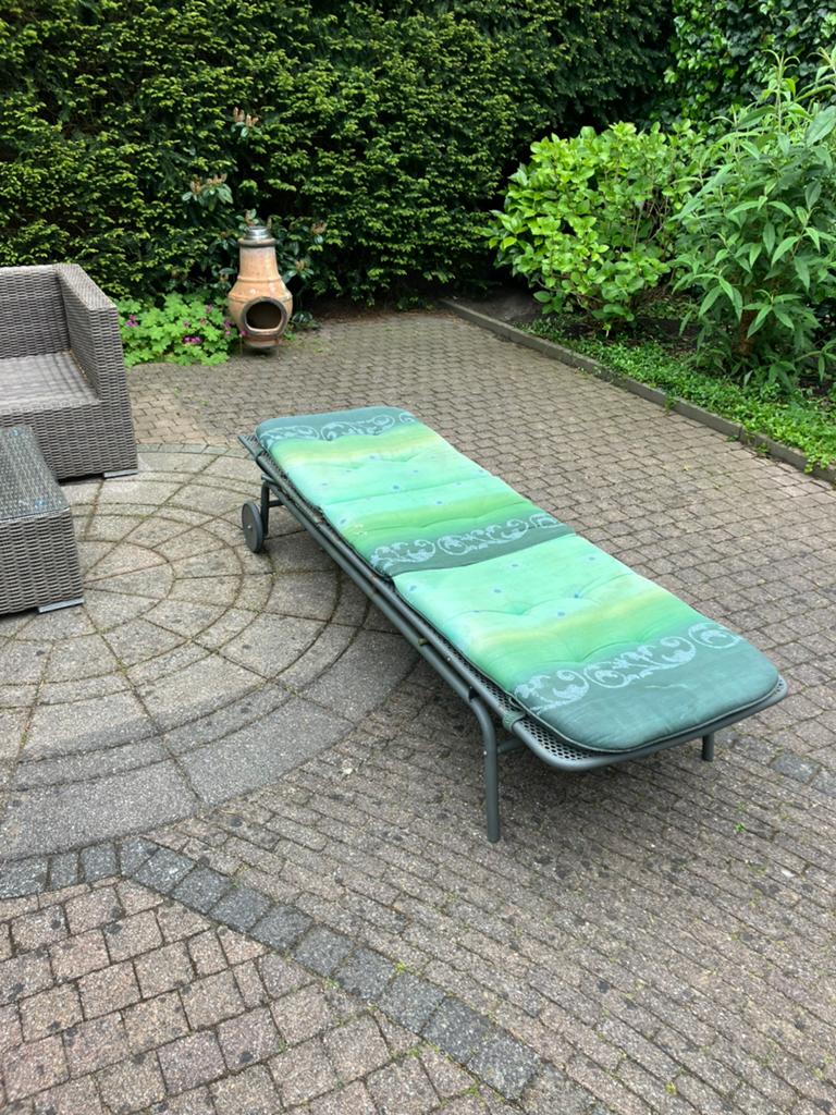 Metalen verrijdbaar ligbed, Tuin en Terras, Ligbedden, Ophalen, Gebruikt, Metaal, Verrijdbaar