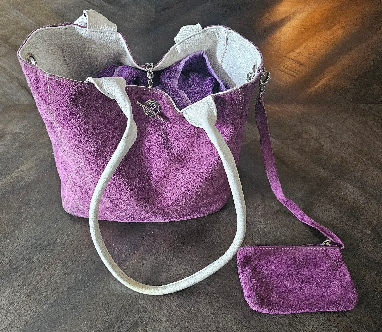 Paarse suède handtas met wit leer en portemonneetje, Sieraden, Tassen en Uiterlijk, Tassen | Damestassen, Ophalen of Verzenden