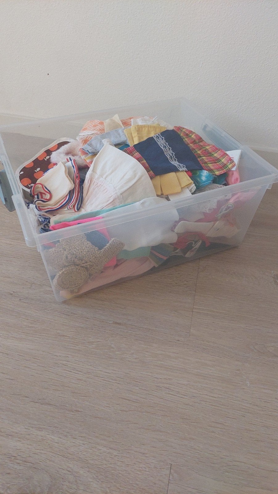 Grote partij Barbie en clone poppenkleertjes, Ophalen of Verzenden, Gebruikt