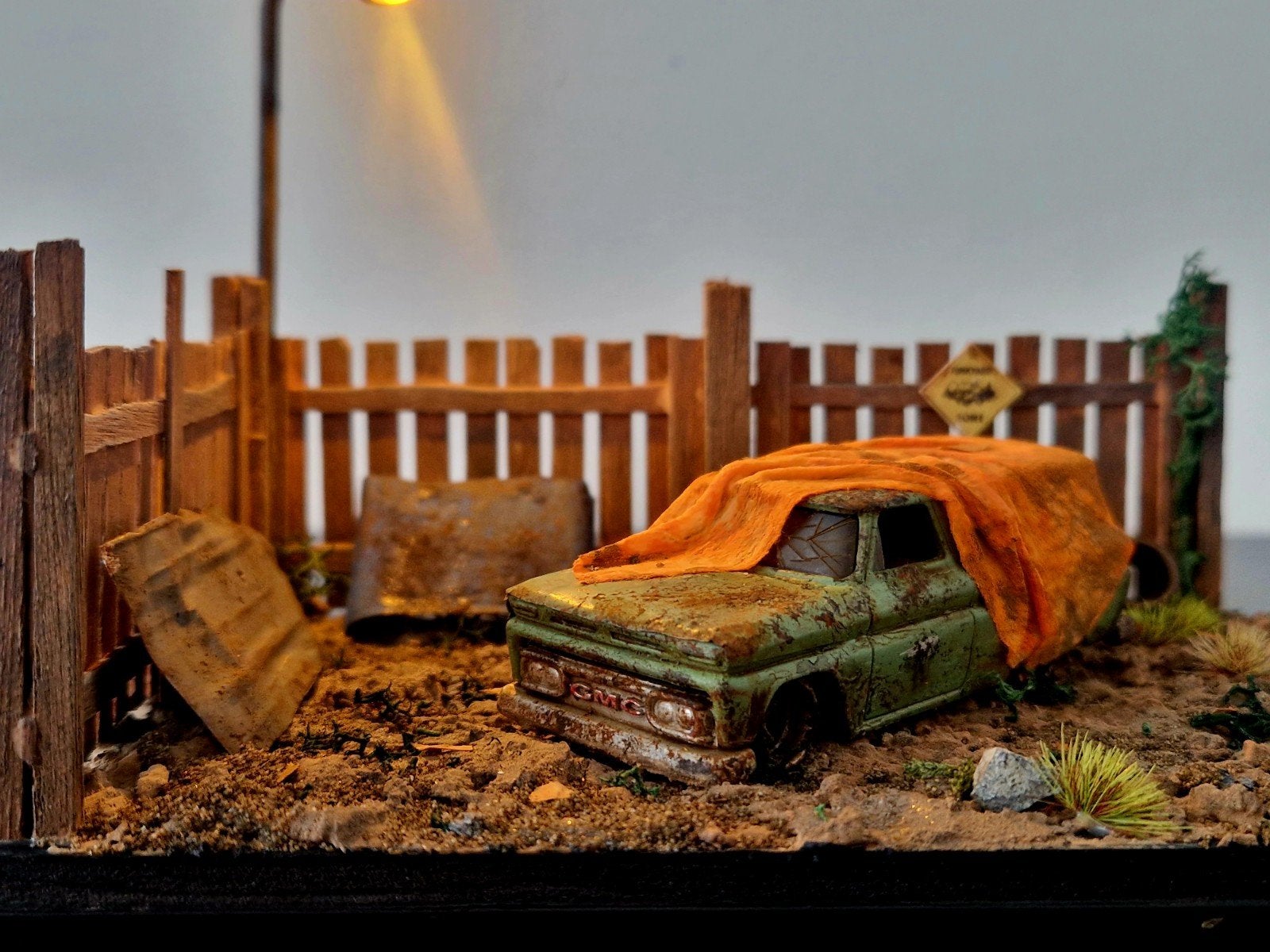 Diorama Schaal 1:64 - Verlaten GMC Panel Van in Junkyard, Overige merken, 1:50 of kleiner, Auto, Nieuw