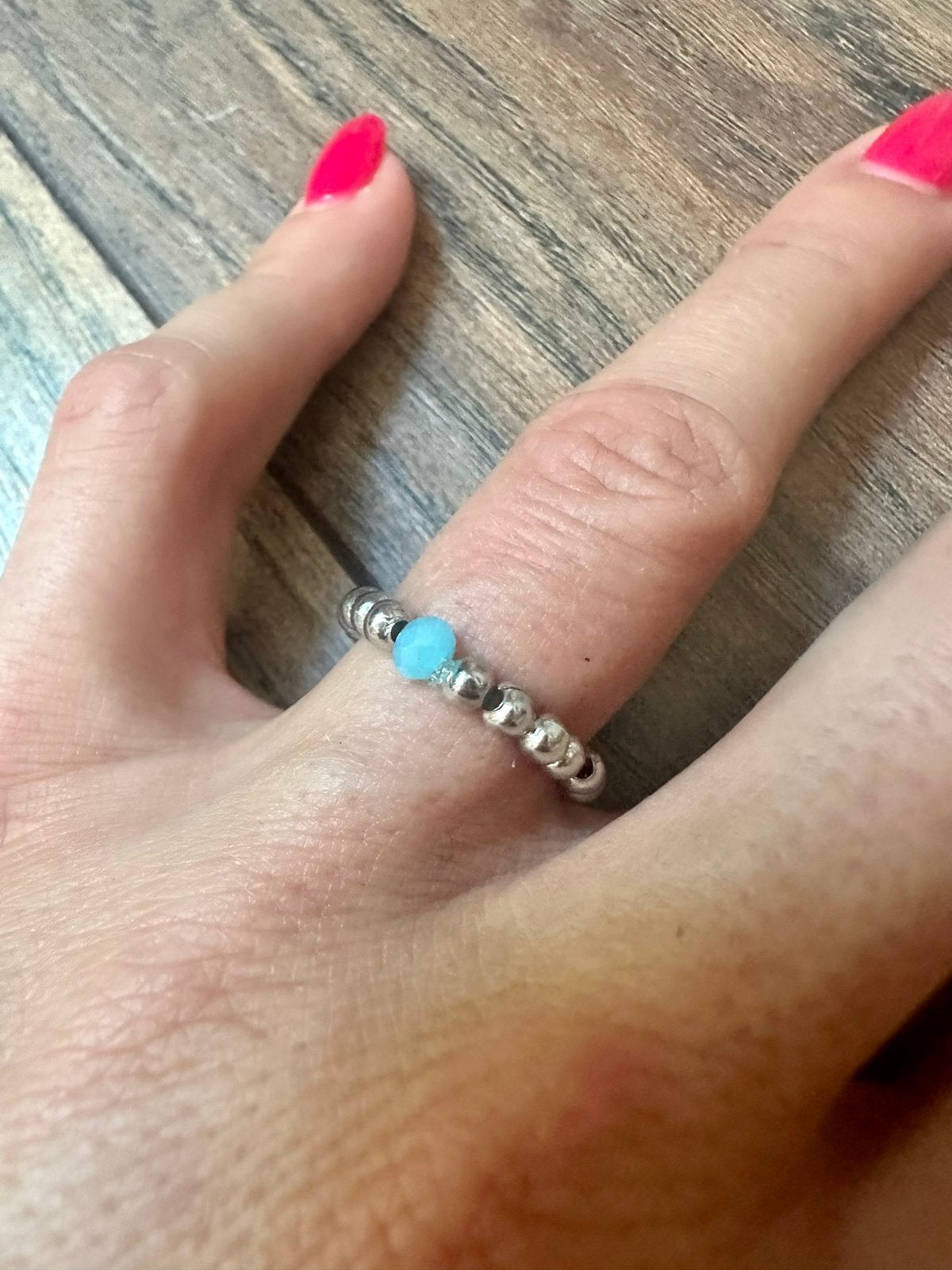 Ring van zilvere kralen en 1 baby blauwe kraal (Nieuw!), Sieraden, Tassen en Uiterlijk, Ringen, Ophalen of Verzenden, Nieuw, Blauw