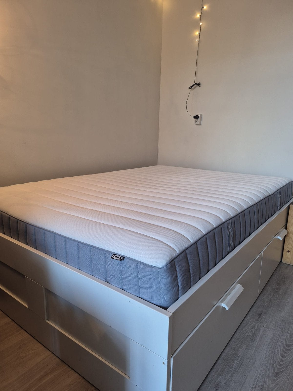 Ikea Brimnes bed 140x200 met zo goed als nieuw matras, Ophalen, Gebruikt, Wit, Tweepersoons