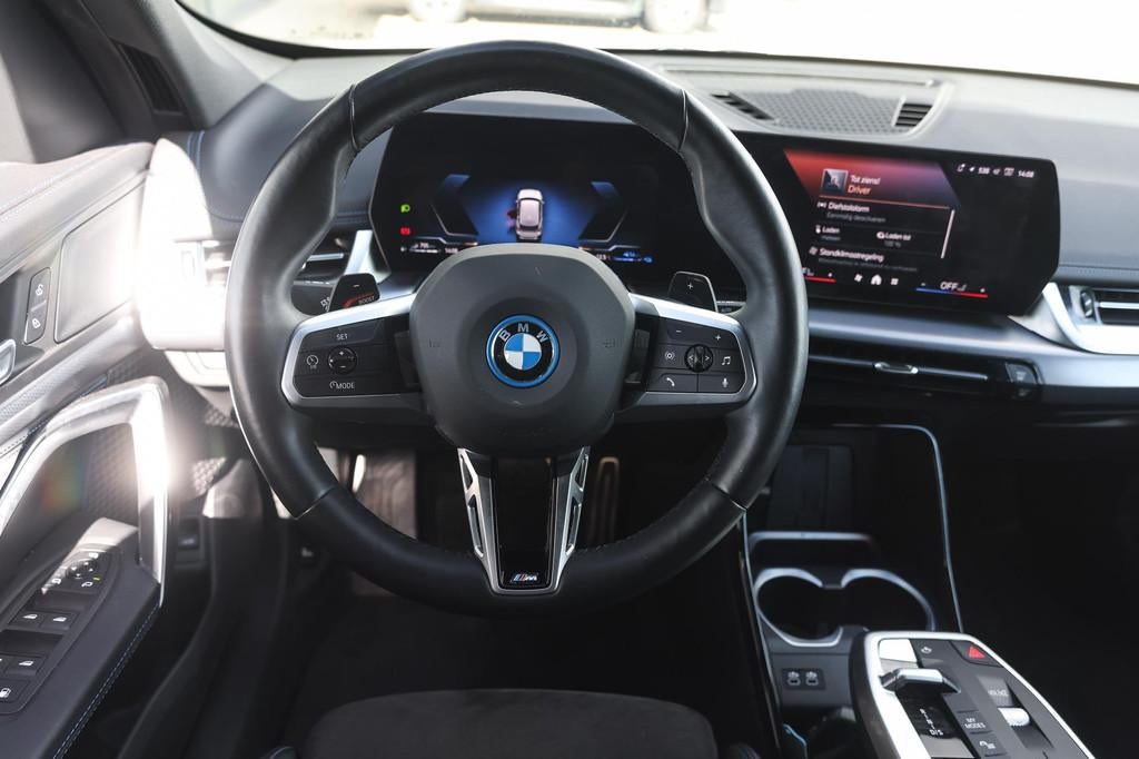BMW X1 xDrive25e M Sport Automaat / Trekhaak / Sportstoelen, Gebruikt, Zwart, Met garantie (alle), Wit