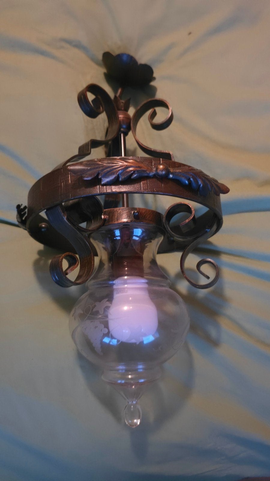 Antieke hanglamp met glazen kap en metalen frame, Overige merken, Gebruikt, E27 (groot), Antiek