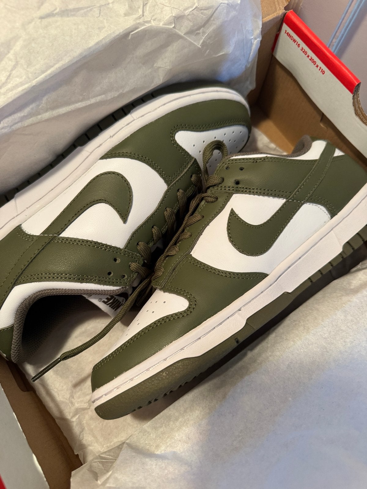 NIEUW | Nike Dunk Low Medium Olive (W) - Maat 40, Ophalen of Verzenden, Nieuw, Groen, Sneakers of Gympen
