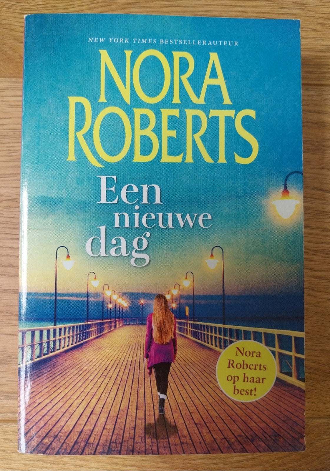 Nora Roberts, Een nieuwe dag, 2 verhalen, Ophalen of Verzenden, Gelezen