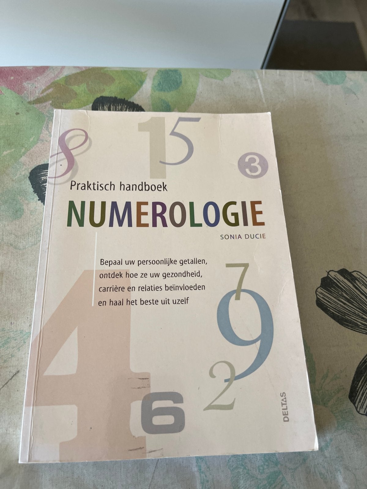 Praktisch handboek Numerologie - Sonia Ducie, Boeken, Esoterie en Spiritualiteit, Ophalen of Verzenden, Gelezen, Spiritualiteit algemeen
