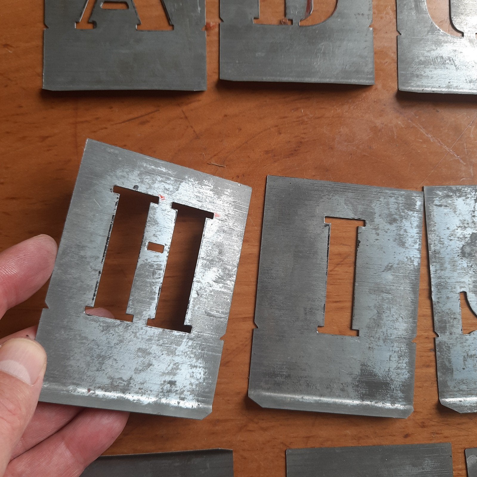 Antieke Blikken Spuitmallen Lettersjablonen Spuitsjablonen, Antiek en Kunst, Antiek | Gereedschap en Instrumenten, Verzenden