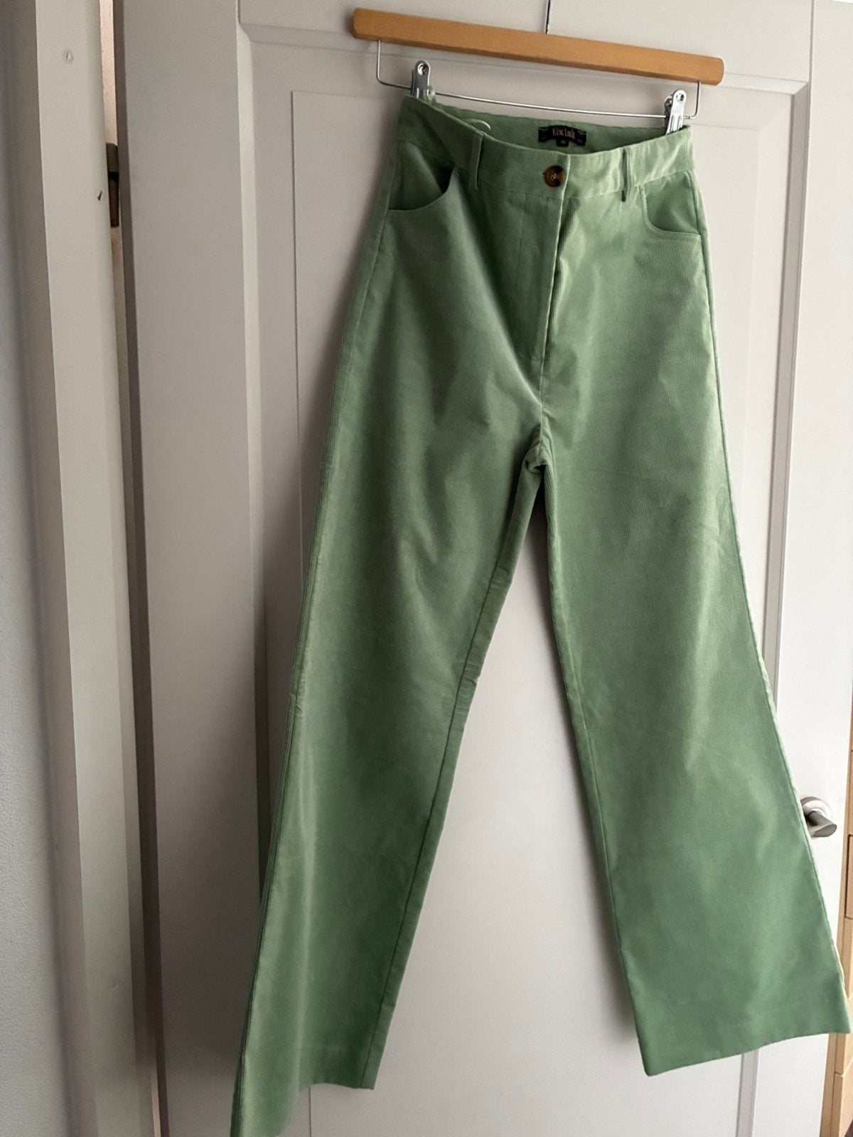 King Louie Lindegroene Corduroy Broek Maat 36, Kleding | Dames, Broeken en Pantalons, Verzenden, Nieuw, Maat 36 (S), Lang