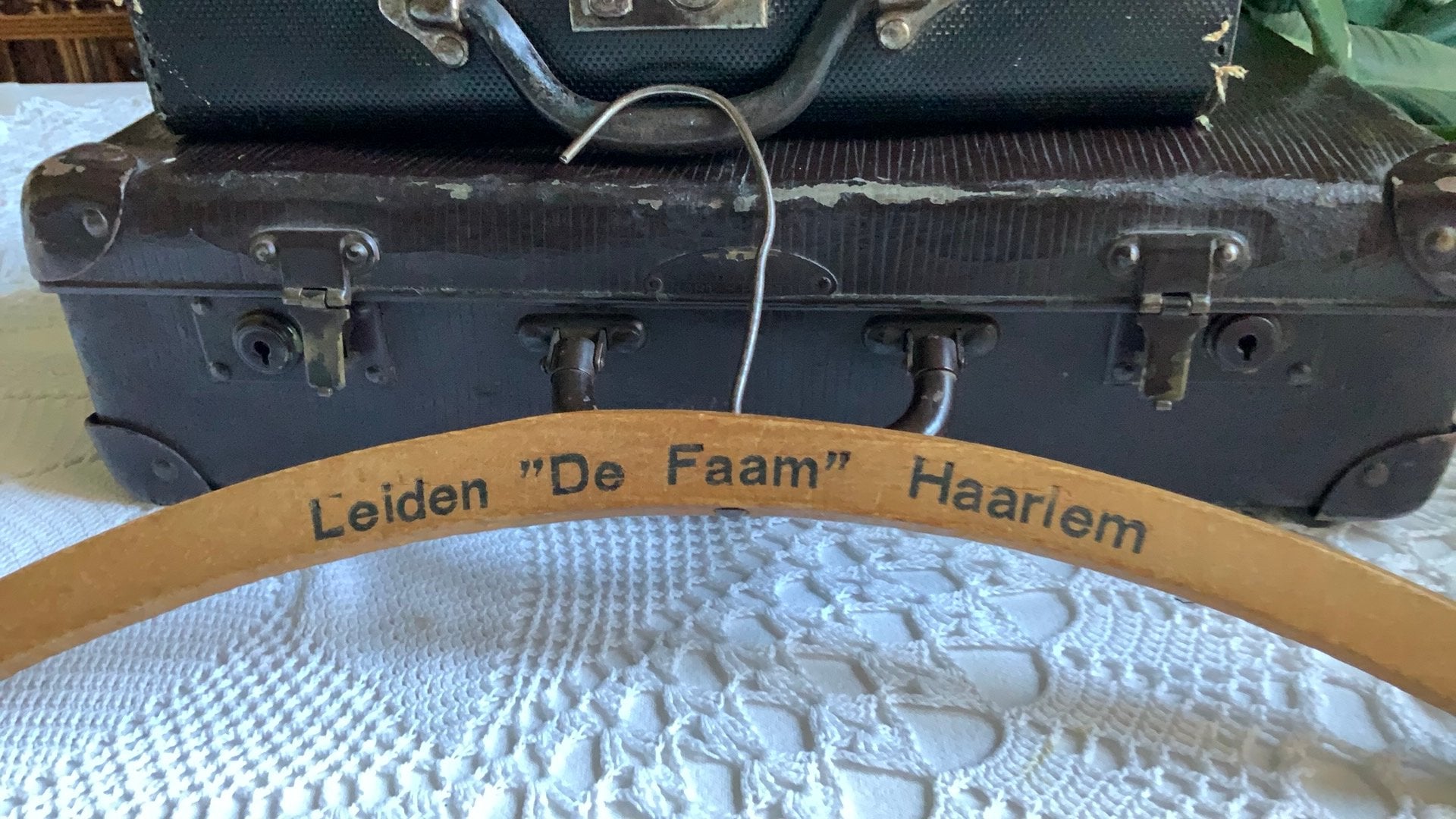 Oude houten kledinghanger kledingmagazijn “De Faam” Leiden, Ophalen of Verzenden