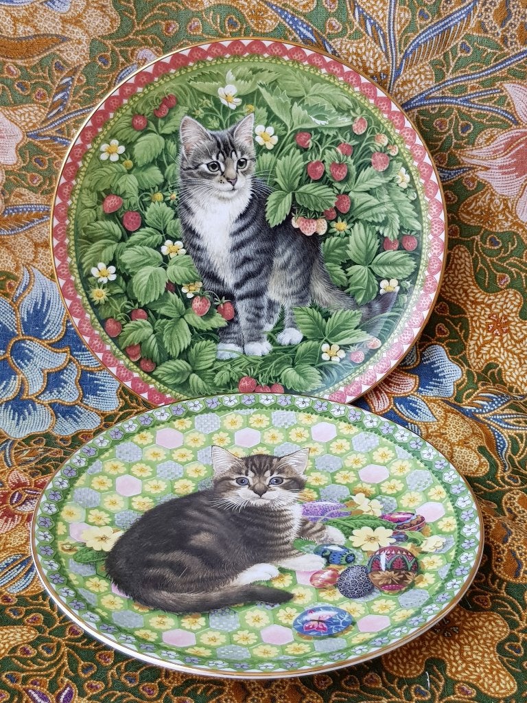 Mooi stel poezen bordjes uit Engeland van Lesley Anne Ivory., Antiek en Kunst, Antiek | Porselein, Ophalen of Verzenden