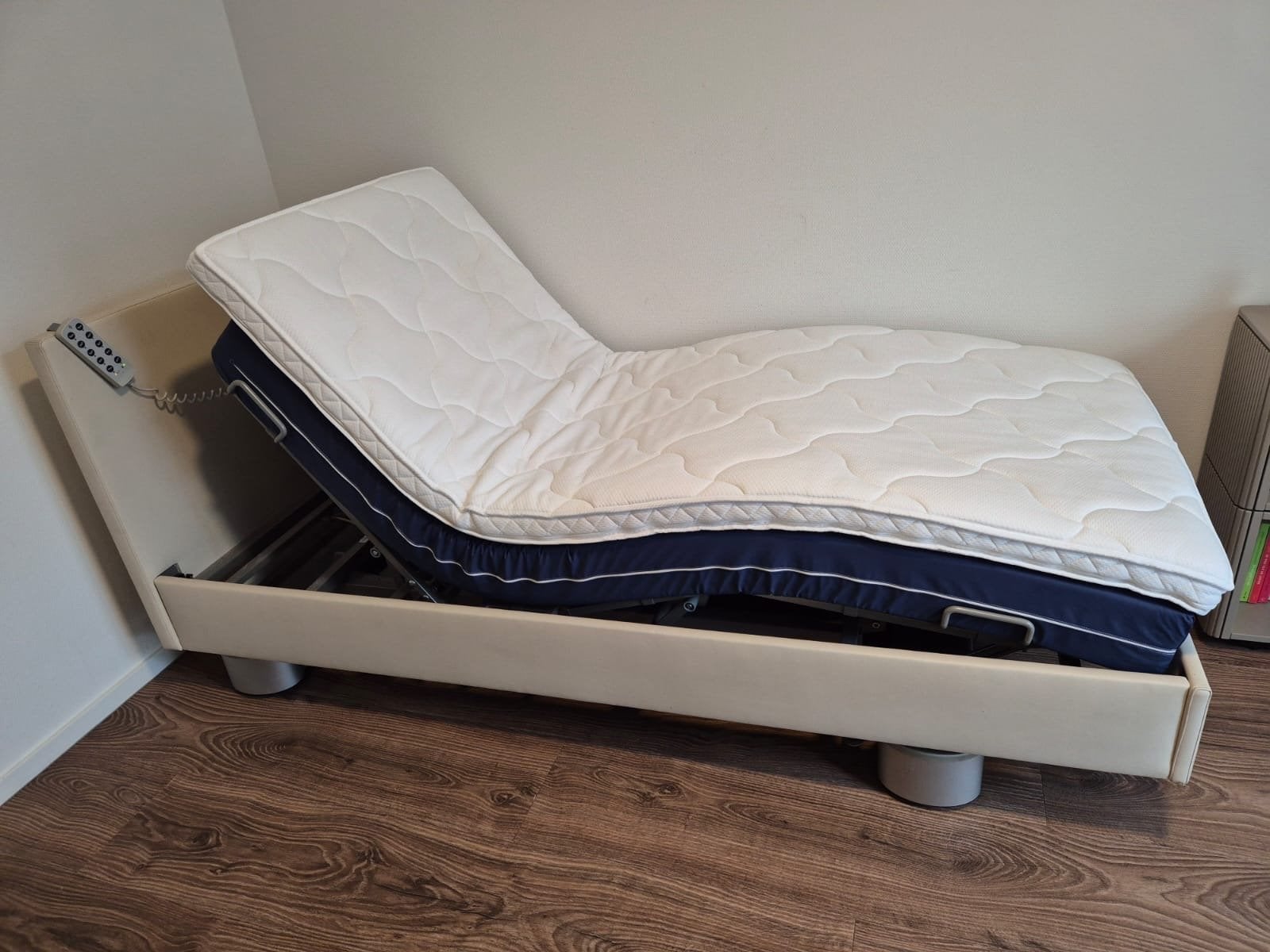 Verstelbaar zorg bed met matras topper - gratis af te halen, 90 cm, Eenpersoons, Beige, Ophalen of Verzenden