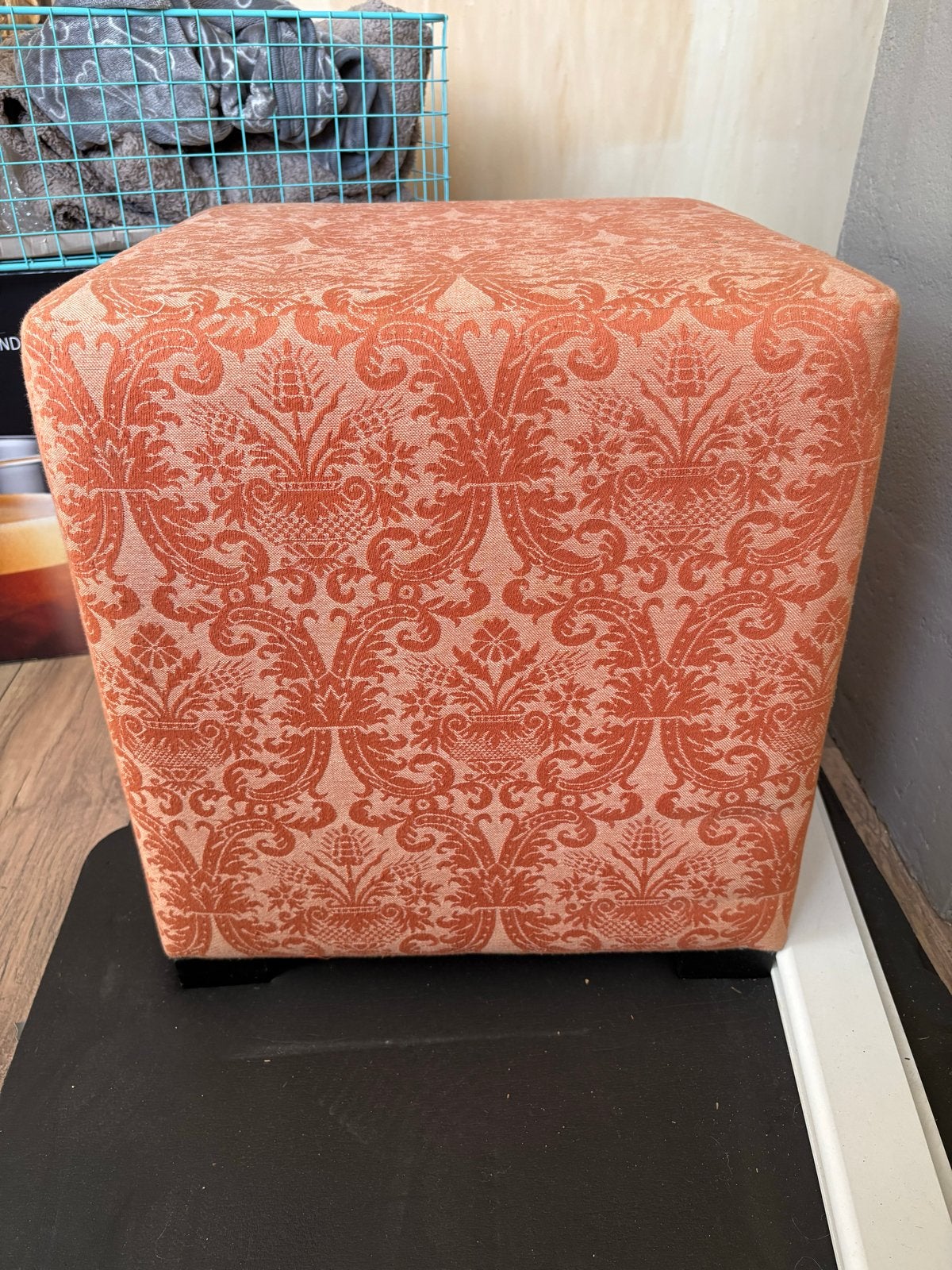 Oranje poef/ hocker met barokprint, Ophalen, Minder dan 50 cm, Gebruikt, Vierkant