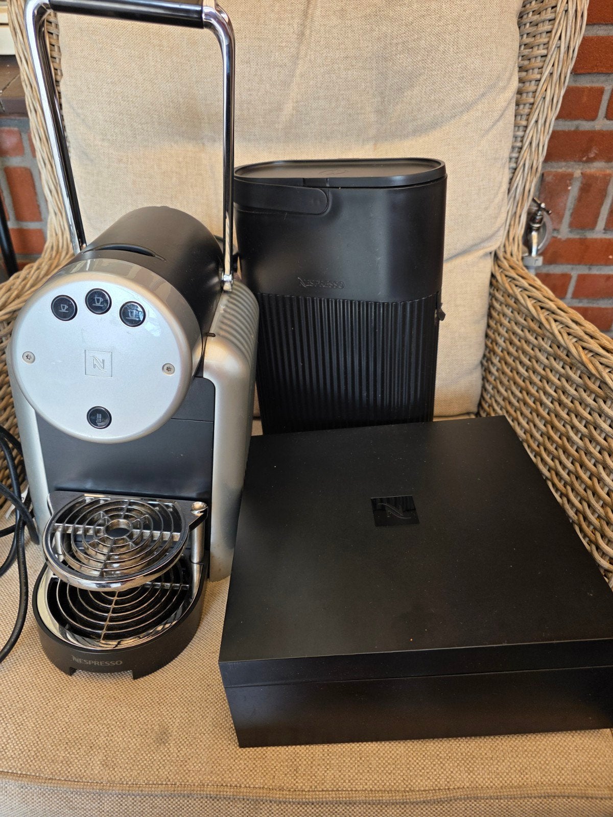 Nespresso koffiemachine met accessoires, Ophalen, Koffiemachine, Zo goed als nieuw, 1 kopje
