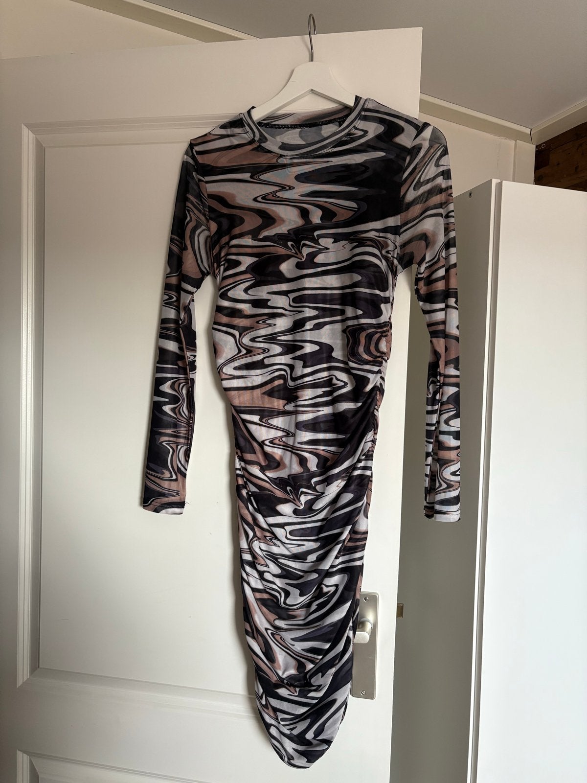 By Swan Bodycon Jurk Met Marmerprint, Kleding | Dames, Meerkleurig, Maat 42/44 (L), Ophalen of Verzenden, Zo goed als nieuw