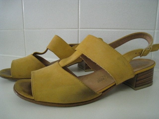 Schoenen, dames, maat 37, gele open sandalen, merk Karis, Ophalen of Verzenden, Nieuw, Geel, Sandalen of Muiltjes