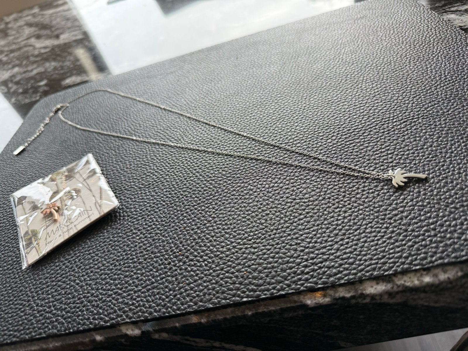 Marccain lange ketting met palmboom hanger, Sieraden, Tassen en Uiterlijk, Nieuw, Ophalen of Verzenden, Zilver, Overige materialen