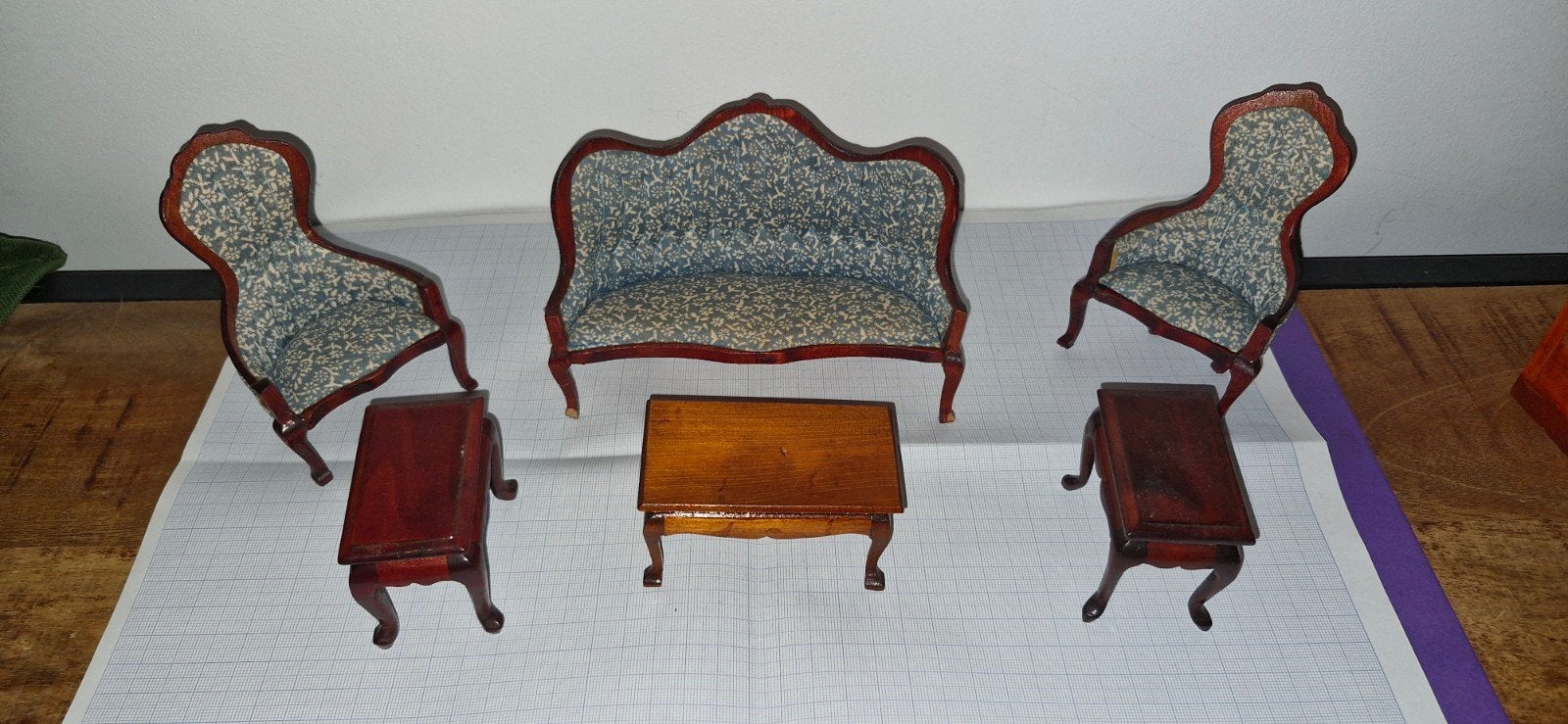 Poppenhuis meubelset 1:12 - Bank, stoelen en tafels, Verzamelen, Poppenhuizen en Toebehoren, Ophalen of Verzenden, Gebruikt, Poppenhuis