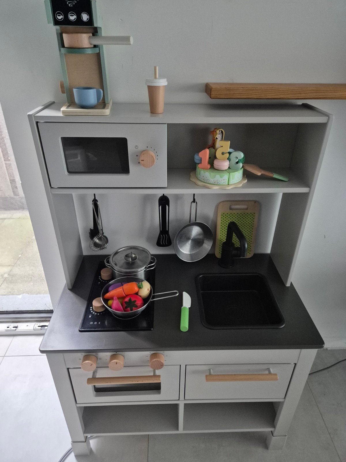 Ikea Silltrut keuken grijs, met accessoires, Kinderen en Baby's, Speelgoed | Houten speelgoed, Ophalen, Zo goed als nieuw, Meubelstuk of Keukentje