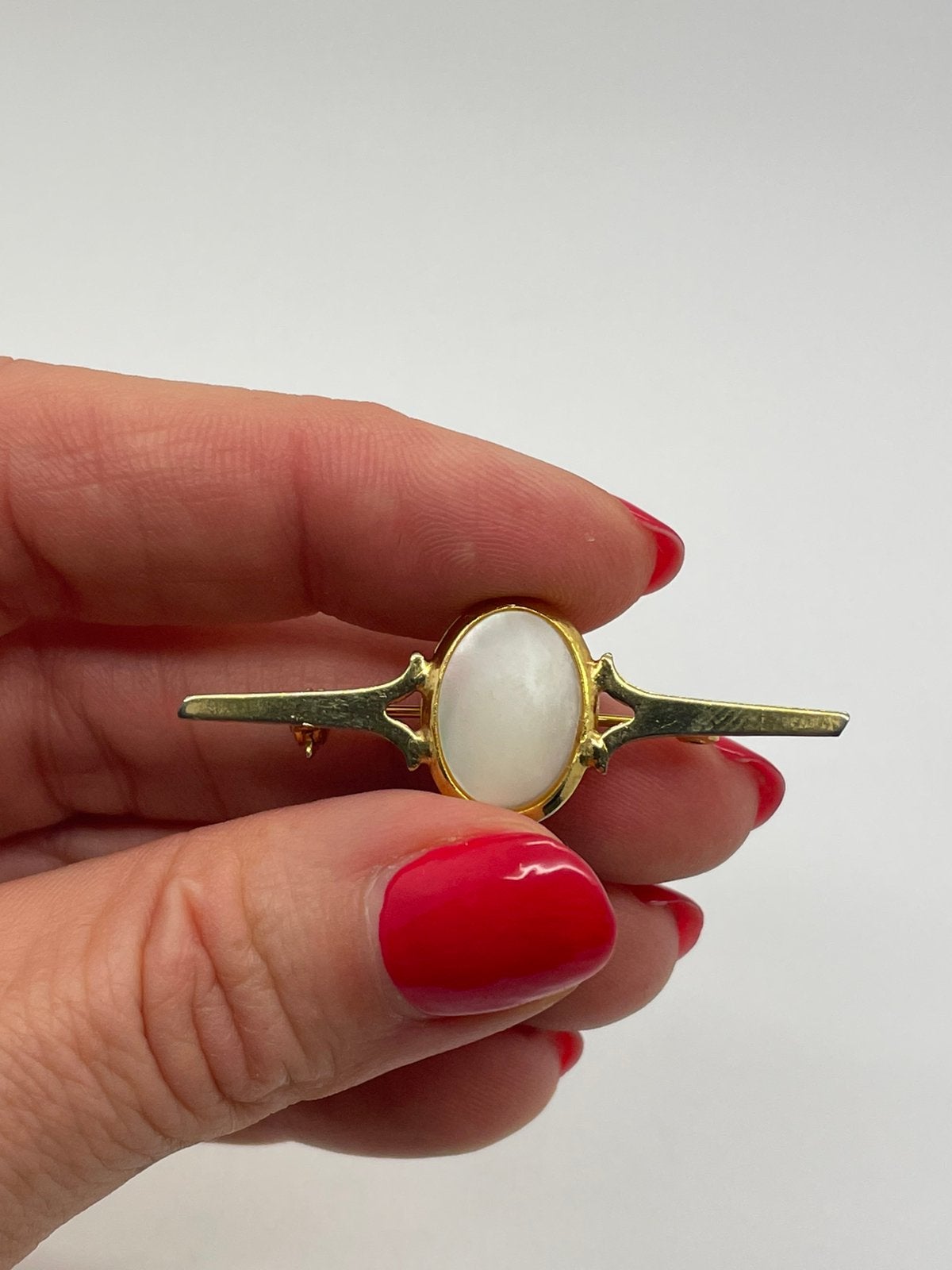 E520 Prachtige zilveren broche goudkleur parelmoer, 4 tot 7 cm, Ophalen of Verzenden, X, Met edelsteen