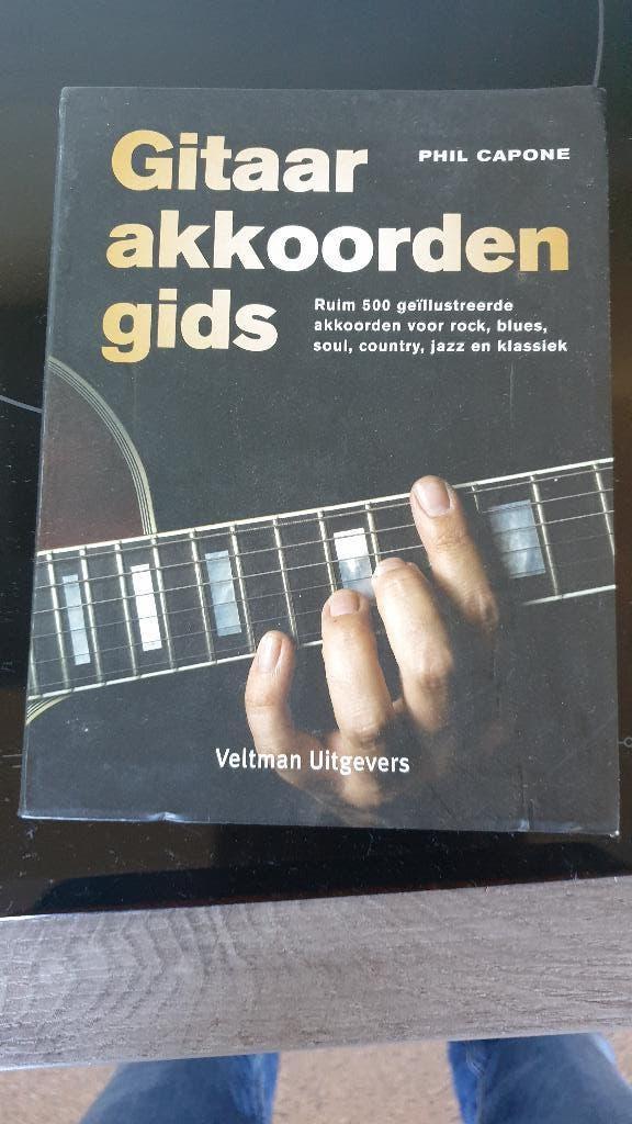 gitaar akkoorden gids, Ophalen, Zo goed als nieuw, Artiest