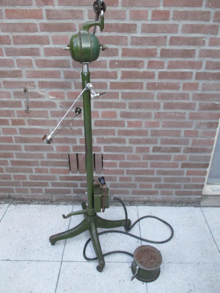 Antieke tandartsboor op statief , met voetbediening., Ophalen