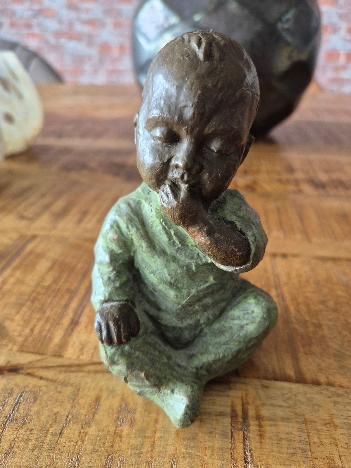Baby met duim in de mond, Verzamelen, Beelden en Beeldjes, Ophalen of Verzenden, Zo goed als nieuw, Mens