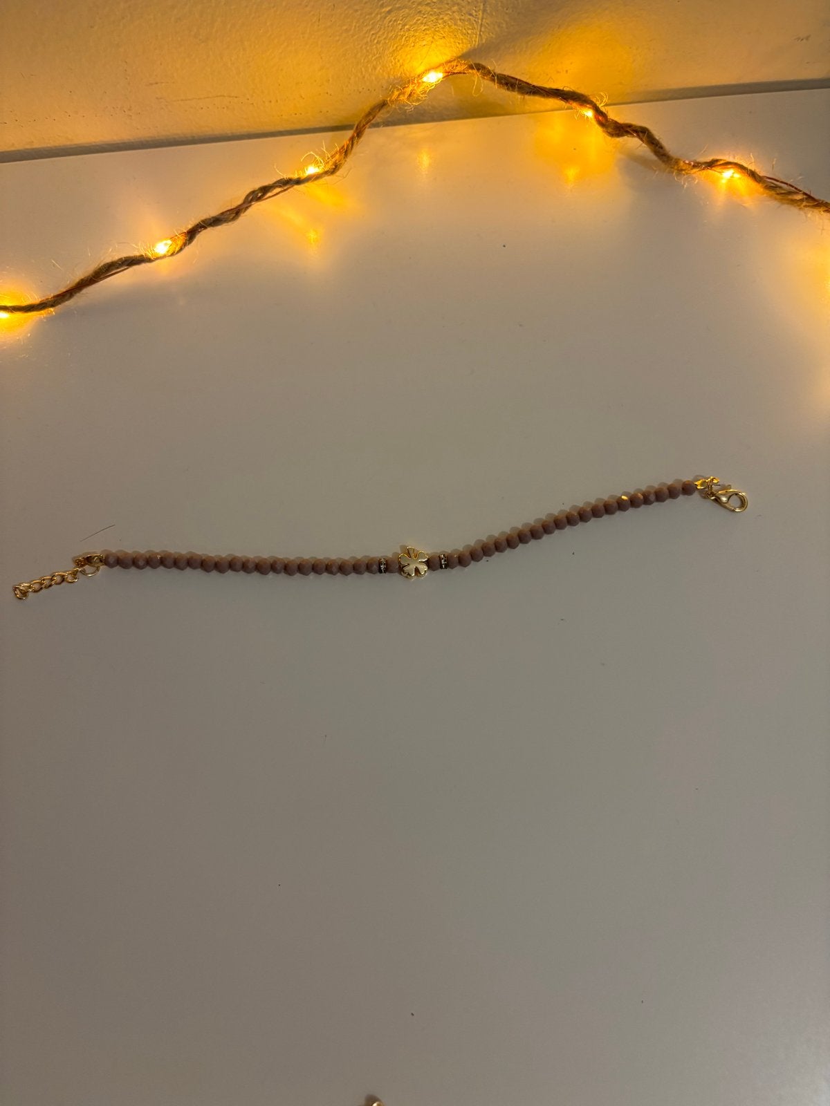 Armband met kralen en klavertje vier bedel, Overige materialen, Paars, Nieuw, Ophalen of Verzenden