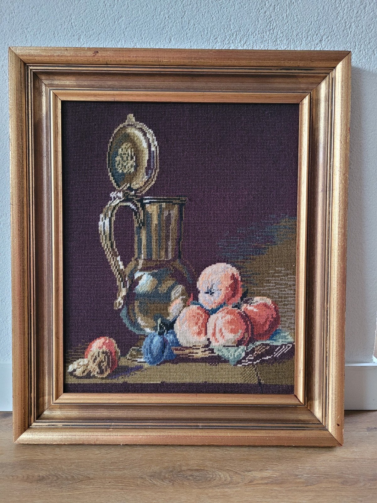 Borduurwerk 'Stilleven klepkan met fruit' 40 x 50 cm., Textiel, Handgemaakt, Goud, 63 cm