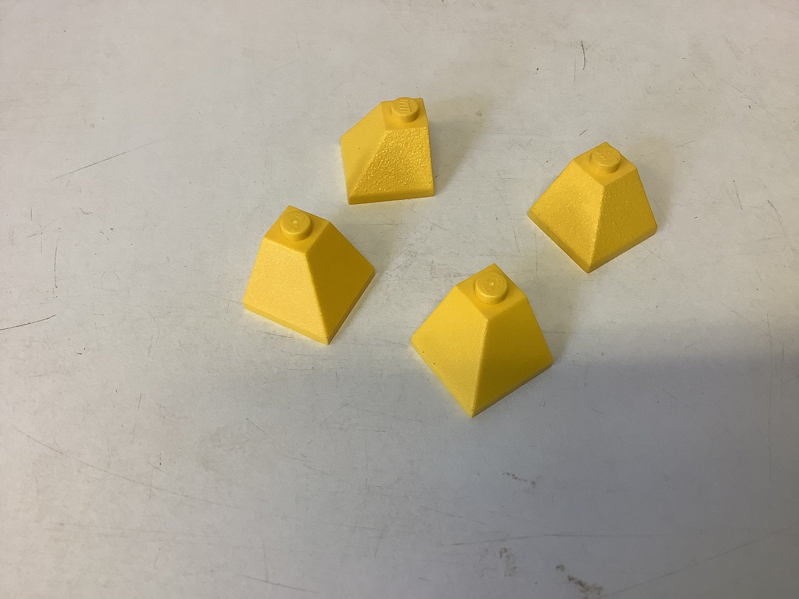 Lego dakpan 45 2x2 dubbel convex hoek geel, Ophalen of Verzenden, Gebruikt, Losse stenen, Lego