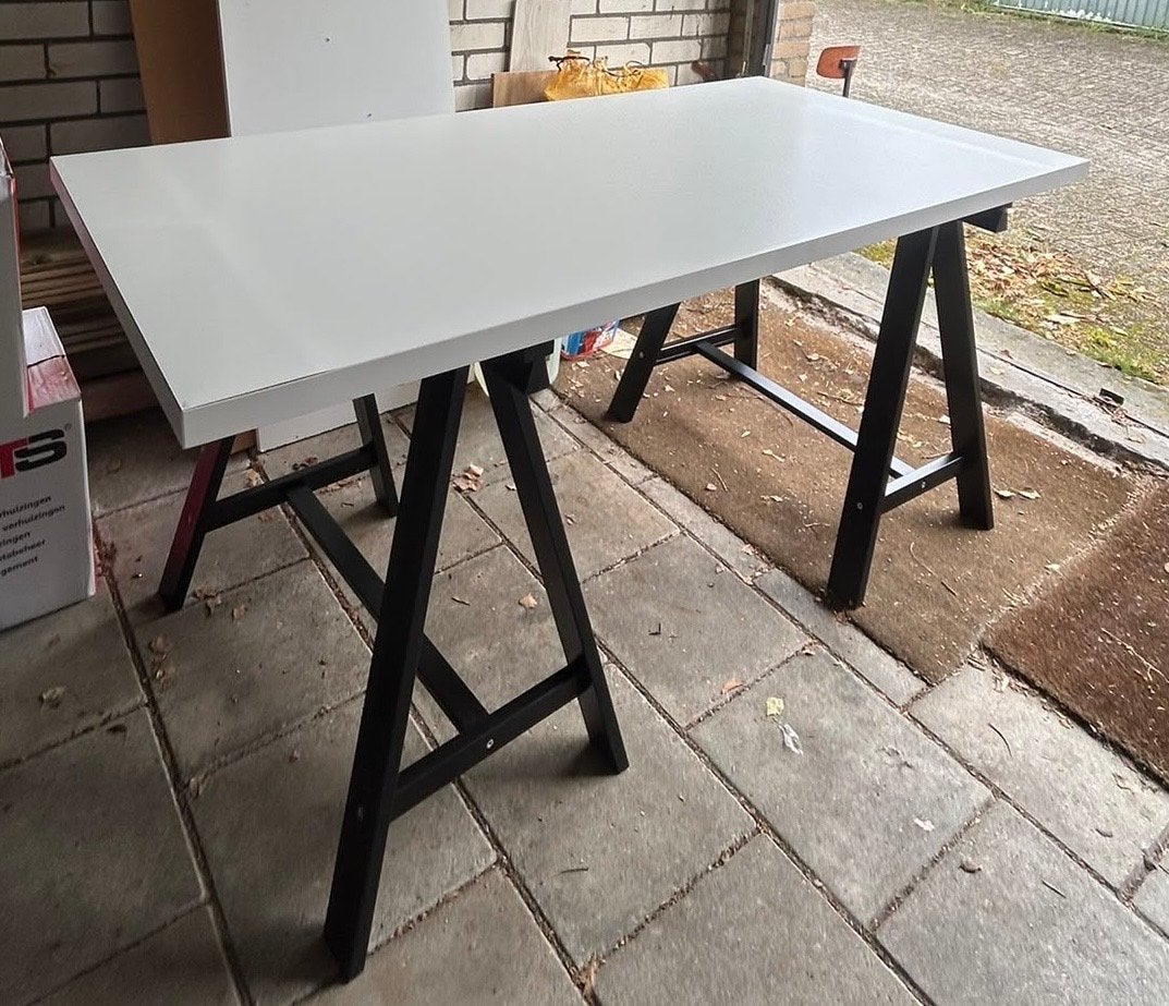 IKEA Bureau met wit blad en zwarte schragen 150x75 cm, Ophalen, Overige typen, Gebruikt, Spaanplaat of MDF