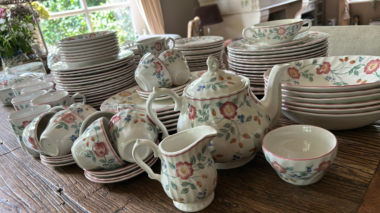 Prachtig Churchill Briar Rose Engels servies - 150 delig, Huis en Inrichting, Keuken | Servies, Ophalen, Gebruikt, Overige stijlen