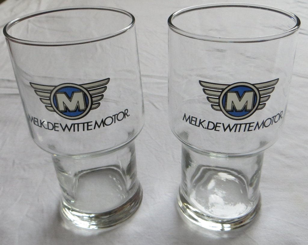 2 Glazen met opdruk MELK DE WITTE MOTOR. Drinkglazen. Retro, Ophalen, Zo goed als nieuw, Frisdrankglas