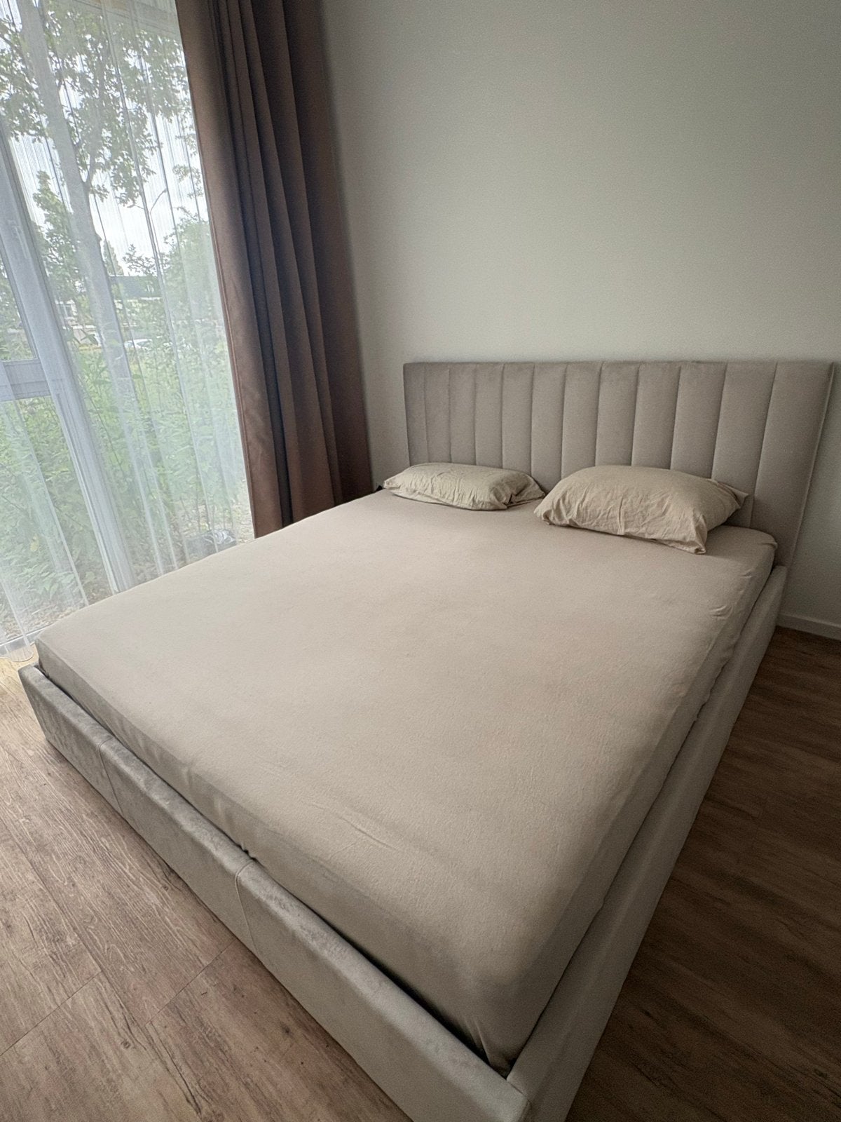 Meubella Chief Tweepersoonsbed - Velvet beige - 180x200 cm, Huis en Inrichting, Slaapkamer | Bedden, Zo goed als nieuw, Tweepersoons